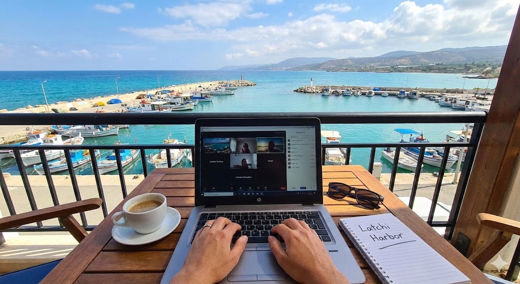 Working remotely on a laptop in Polis